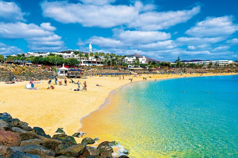 Playa Blanca: Letovisko na jihu ostrova žije i nočním životem, tady si přijde na své každý.