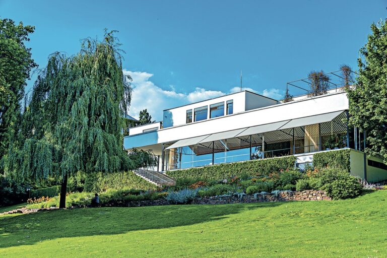 Funkcionalistickou vilu Tugendhat navrhl věhlasný architekt Ludwig Mies van der Rohe a patří k lákadlům města.