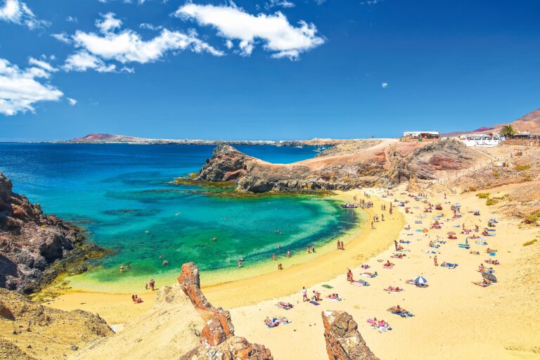 Playa Papagayo: Krásnou pláž najdete na jihu ostrova, je pokrytá zlatým jemným pískem.
