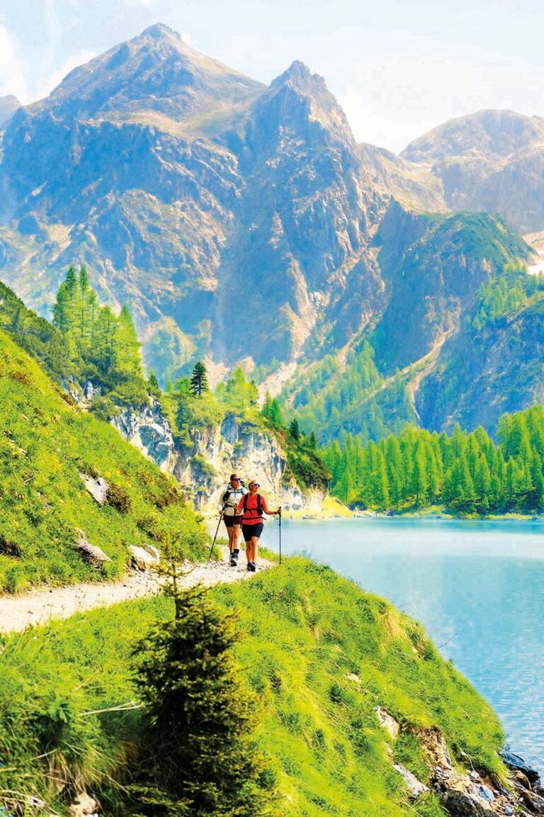 Nezapomeňte si doma nordic walking hůlky, s nimi si dlouhé túry vychutnáte o to víc.