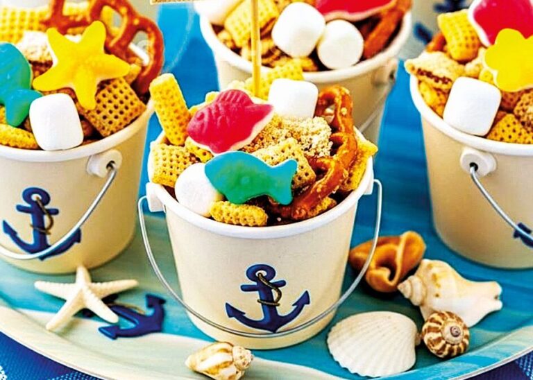 Do hrníčku nebo skleničky připravte mix oříšků, preclíků, gumových medvídků, marshmallow a dalších dobrot