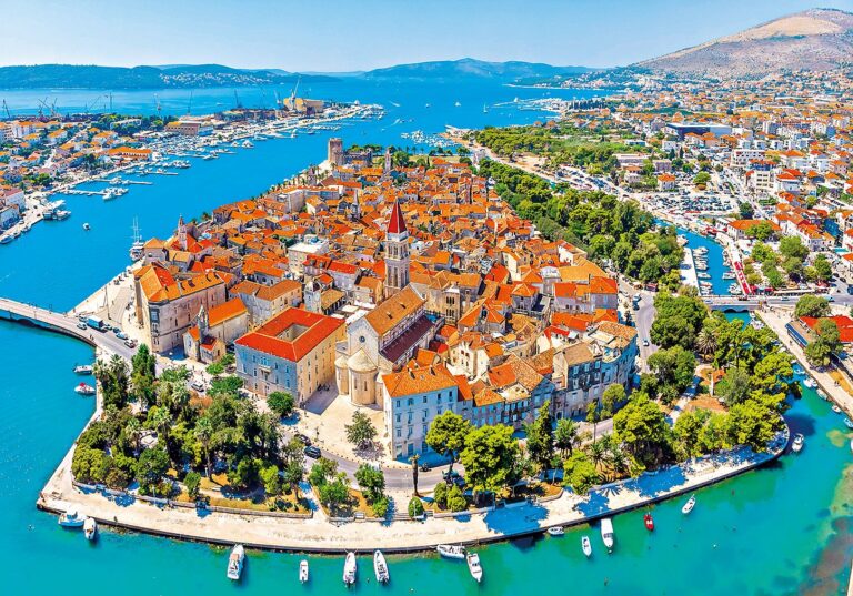 Trogir: Město bylo založené už starými Řeky a později to byla významná římská obec.