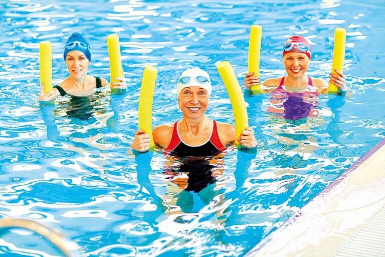Různé pomůcky při aqua aerobiku pomáhají k větší intenzitě pohybů.
