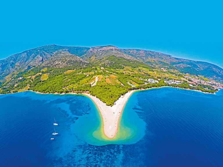 Zlatni rat: Krásná oblázková pláž, kterou obklopuje moře. Pýcha ostrova Brač.