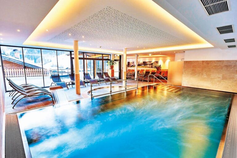 Většina horských hotelů nabízí relaxaci ve wellness centru s bazénem a saunou.