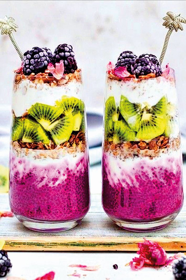 Jogurt, ovoce a granola vytvoří úžasný pohár, za který by se nemuseli stydět ani v luxusní restauraci.
