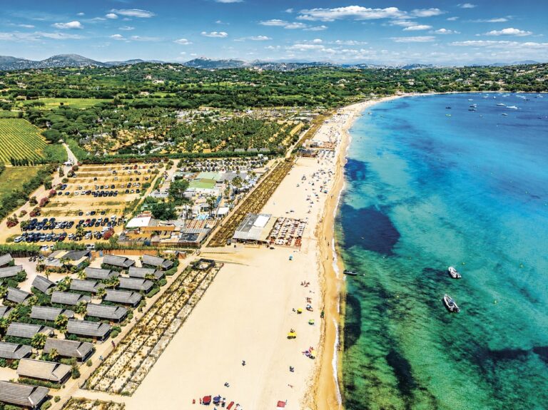 Na nejdelší pláži Saint-Tropez Pampelonne si každý najde to své.