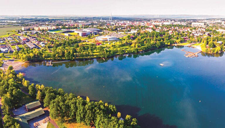 Chomutov: Kamencové jezero udělá dobře vaší kůži, navíc si tu užijete i vodní radovánky.