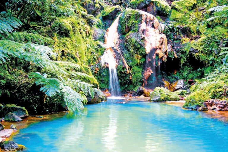 Přírodní památka Caldeira Velha je malou oázou na svahu vulkánu Fogona na ostrově Sao Miguel.