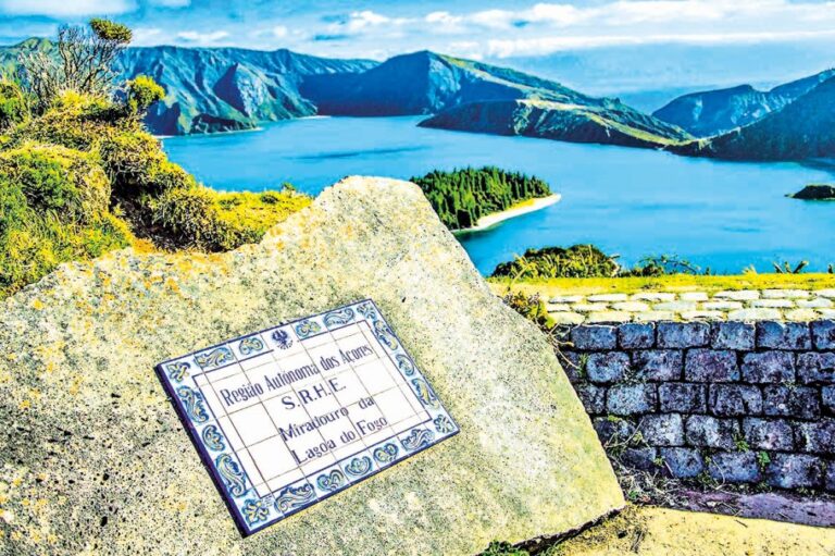 Pohled na moře z Ponta Delgady, hlavního města souostroví Azory.