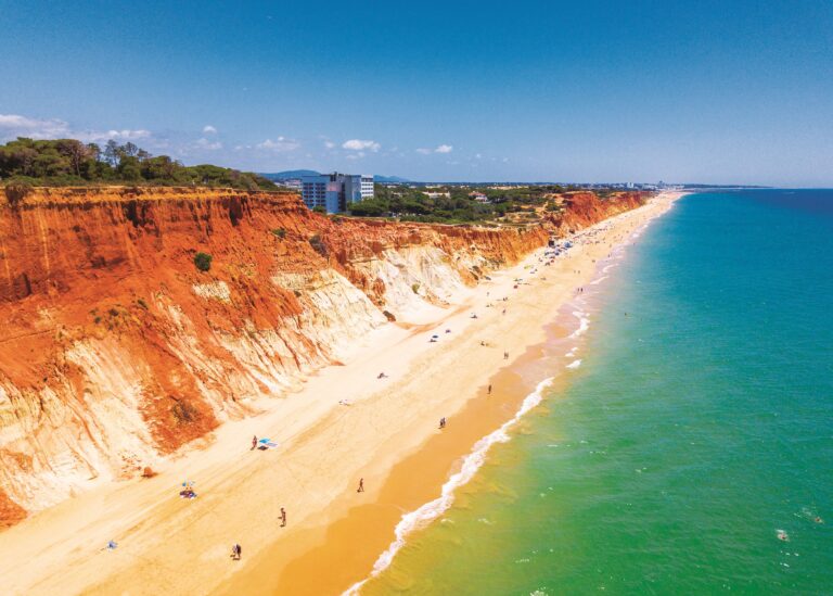 Praia da Falésia: Šest kilometrů dlouhá pláž, lemovaná útesy, patří k těm nejkrásnějším.