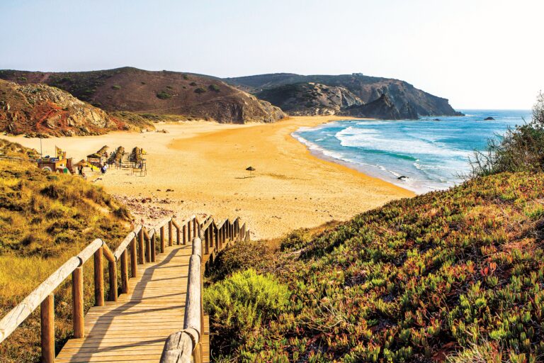 Praia do Amado: Jako jedna z mála pláží umožňuje kempování. Váš pobyt tu bude ještě větší dobrodružství.
