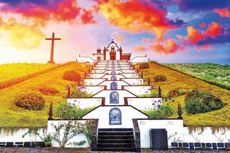 Kopci nad městem Vila Franca do Campo dominuje kaple Nossa Senhora da Paz.