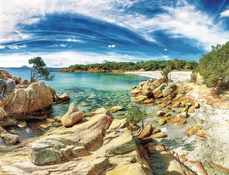 Úchvatný pohled na divokou pláž Capriccioli na Costa Smeralda.