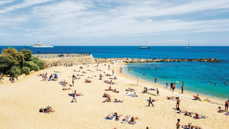Pláž v Antibes přímo vybízí k zahálce a relaxu.