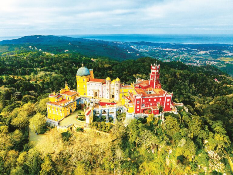 Palác Pena: Vypadá jako z pohádky, i proto je velkým lákadlem pro turisty.