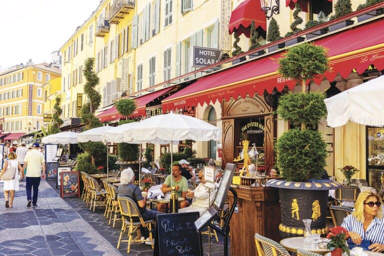 Koupání si můžete zpestřit návštěvou některého z butiků či restaurace.