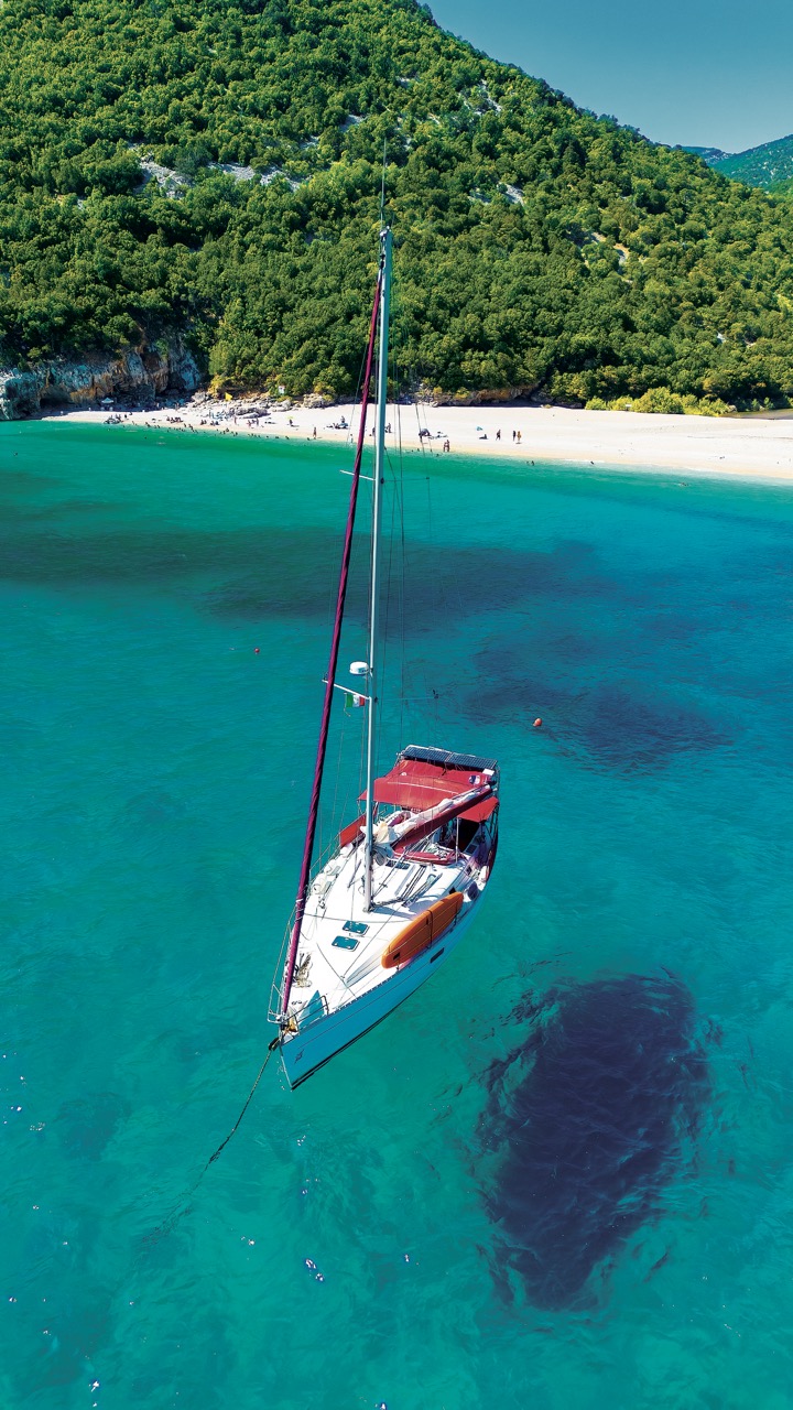 Cala Sisine.Pohupující se plachetnice zde jen dotváří letní atmosféru.