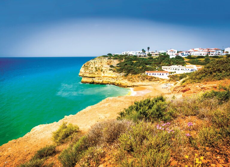 Praia de Benagil: Jedna z nejkrásnějších písečných pláží skrývá ve skále tajemnou jeskyni, k ní se dostanete pouze lodí.