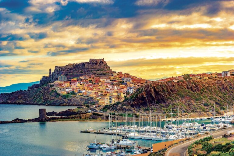 Staré městečko Castelsardo se vždy se setměním rozzáří jako klenot.