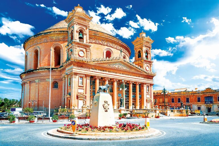 Mosta: Dominantou městečka je rotunda Santa Maria.