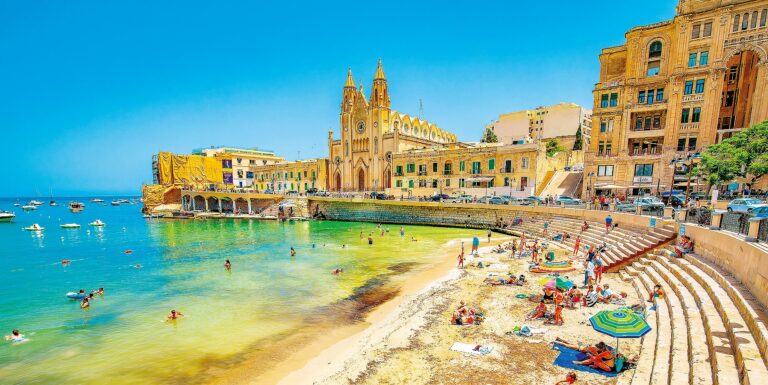 Balluta Bay: Dominantou městečka je rotunda Santa Maria.