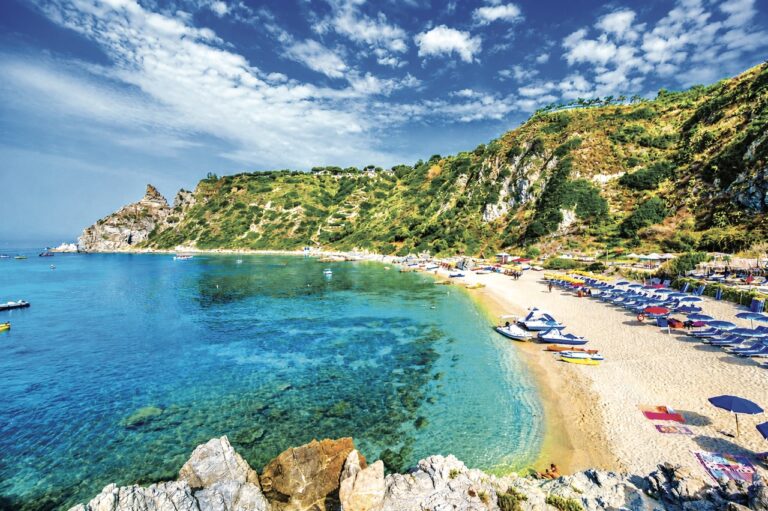 Pláž Grotticelle u Capo Vaticano s kulisou skalní scenérie.