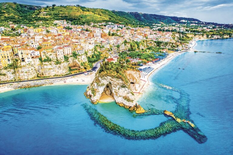 Tropea, kostel a klášter Santa Maria dell’Isola.