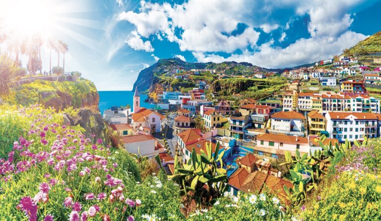 Madeira je nádherný, věčně kvetoucí ostrovní kout šmrncovního Portugalska.