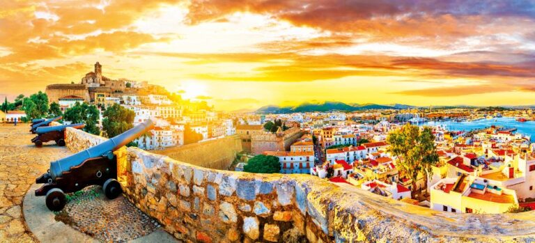 Na výhled z hradeb čtvrti Dalt Vila v hlavním městě Eivissa nikdy nezapomenete. Společnost vám budou dělat povedené repliky děl.