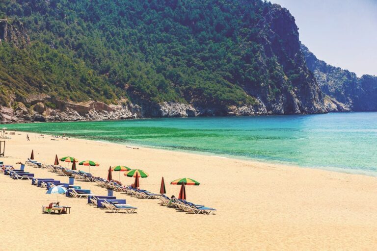 Nachází se v letovisku Alanya a pyšní se jemným pískem a azurovou vodou.