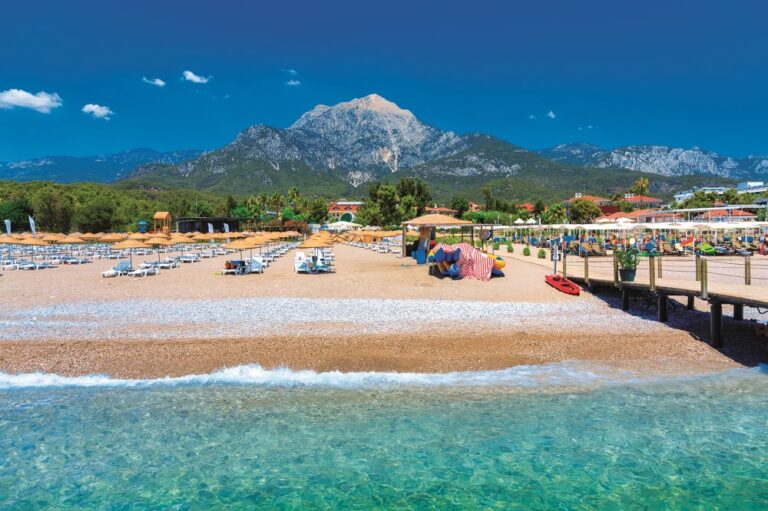 Letovisko Kemer má nezaměnitelnou atmosféru. Z moře se díváte na monumentální hory.