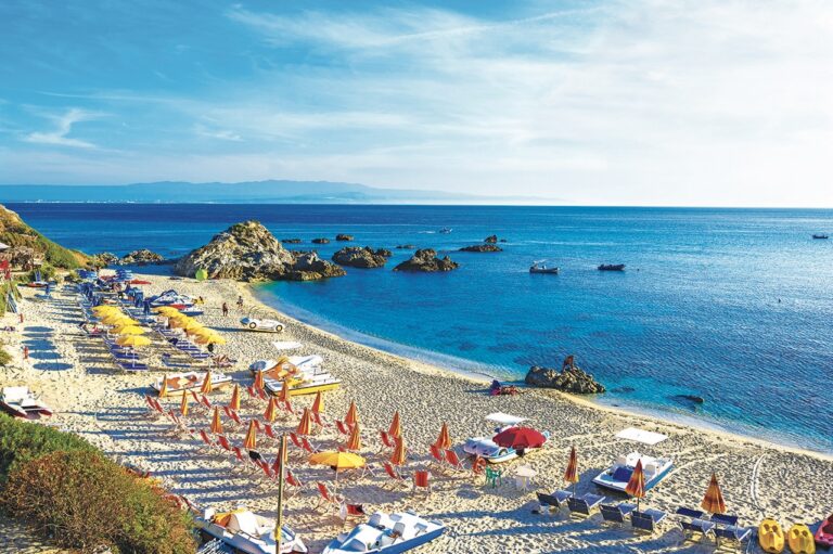 Pláž Grotticelle u Capo Vaticano nabízí veškeré služby i romantiku.