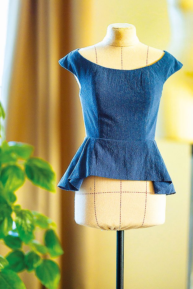 Peplum topy krásně tvarují postavu a maskují bříško.
