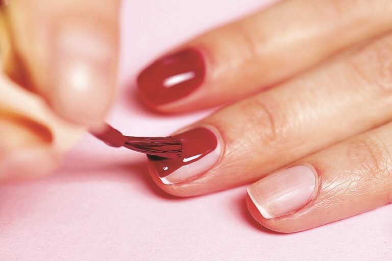 Milky nails nechte letním vzpomínkám.