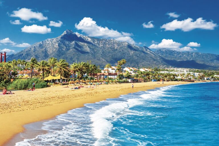 Puerto Banus v překrásné, nedaleko ležící Marbelle vybízí ke koupání a zahálce.