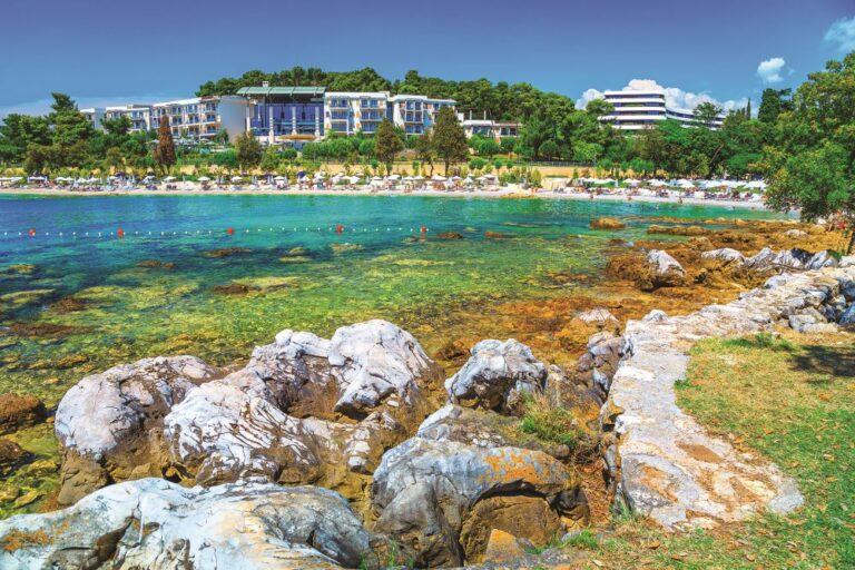 Pláž Mulini lemují luxusní hotely i apartmány. A je součástí města Rovinj.