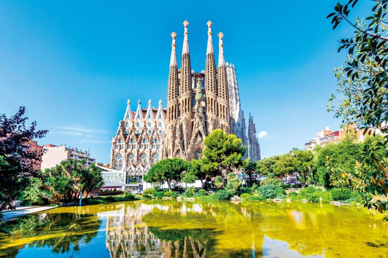 Barcelona: Chrám Sagrada Família je skvost od katalánského architekta Gaudího.