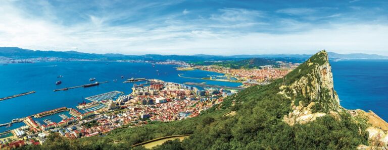 Gibraltarský přístav pod mohutnými skalisky má silné kouzlo.