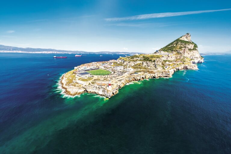 Téměř až nebeský pohled na Gibraltarský poloostrov, který omývá Středozemní moře.
