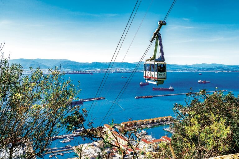 Na gibraltarskou skálu vás vyveze lanovka. Vychutnáte si báječný výhled.