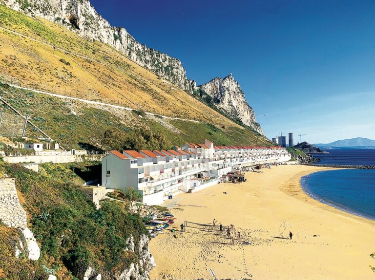 Na plážích v Gibraltaru je krásný, jemný, zlatavý písek a azurová voda.