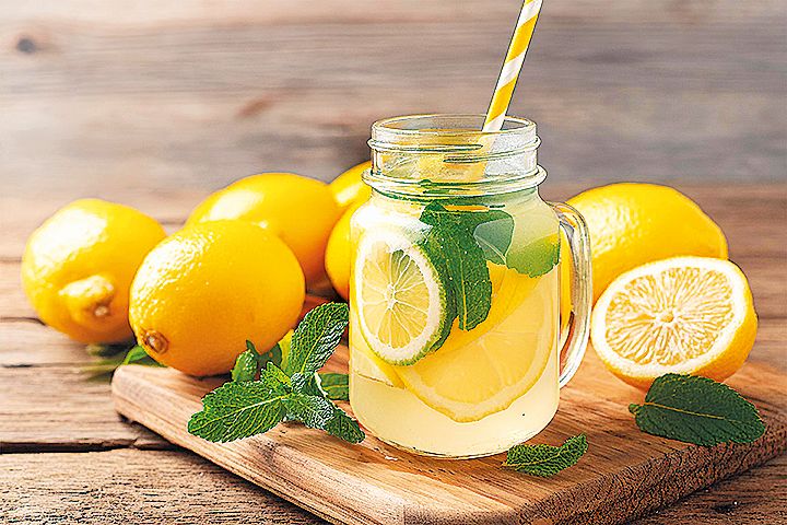 Voda s citronem dodá vitaminy a příjemně vás povzbudí.