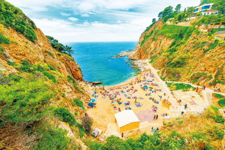 Playa de Codolar: Pláž leží v romantické zátoce přímo ve městě Tossa de Mar. Oblázky všude jsou pro ni typické.