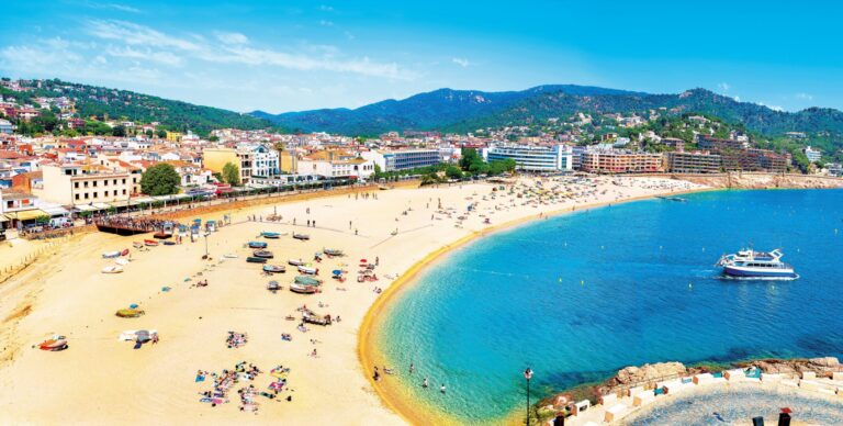 Tossa De Mar: Přímo pod hradbami středověkého hradu Tossa leží tato krásná pláž Platja Gran.