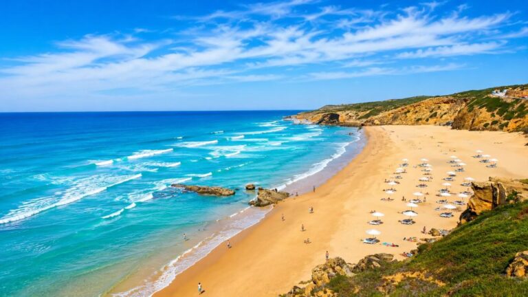 V Algarve je půvabné pobřeží jako stvořené k lenošení na plážích a popíjení koktejlů.