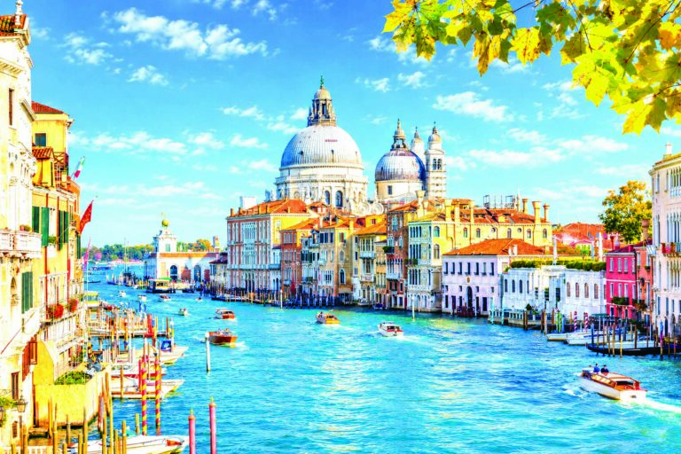 Katedrála Santa Maria della Salute u Velkého kanálu je dominantou nádherného města.