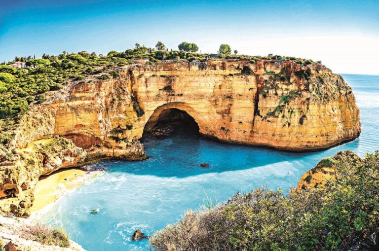 Pobřeží Algarve tvoří romantické zálivy, nádherné pláže se zlatavým pískem a pískovcové útesy, které jsou omývány čistými vodami Atlantiku.