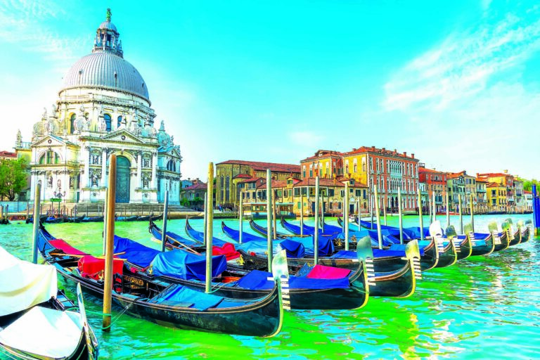 Gondoly na Velkém kanále u kostela Santa Maria della Salute.