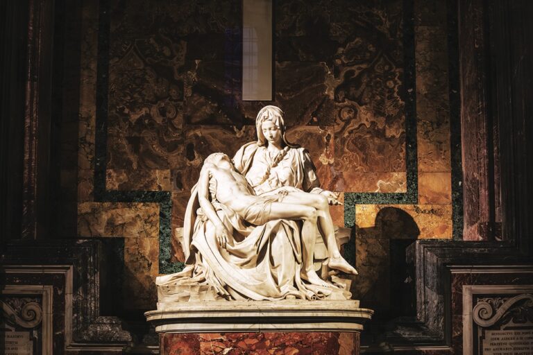 Takřka ikonické sousoší Madonna della Pietà ve Vatikánu.